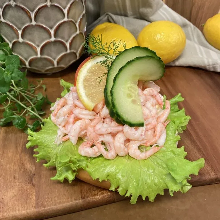 Tekaka med handskalade räkor, toppad med grönsaker