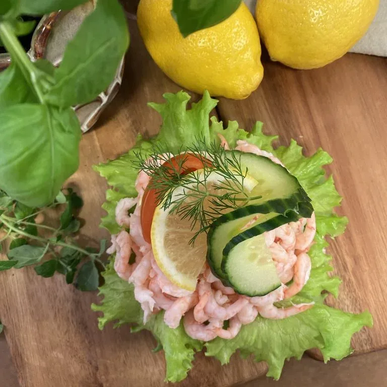 Tekaka med handskalade räkor, toppad med grönsaker