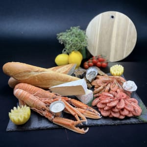 Skaldjurskasse med baguette, havskräftor, ostroncap du horn, räkor