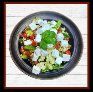 Matvetesallad med fetaost och tomater.