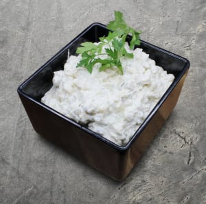 Klassisk krämig potatissallad med bitar av potatis