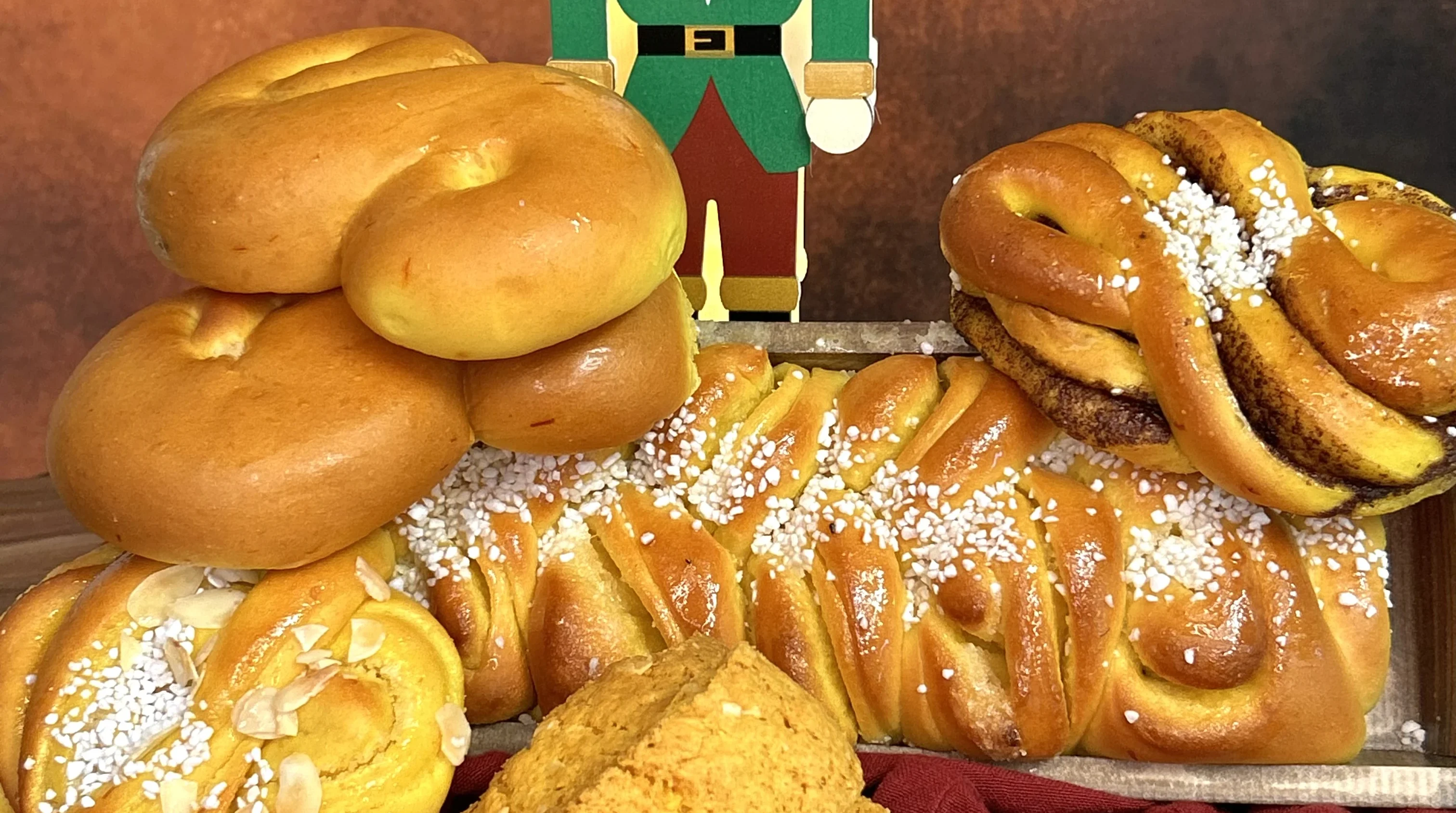 Fira Kanelbullens dag med oss! För varje bulle du beställer skänker vi dessutom 1 krona till Ajabaja Cancer. En god gärning i dubbel bemärkelse!