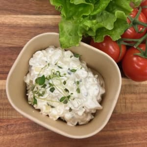 Vår egna potatissallad. Tärnad potatis, majönäs, filmjölk (laktosfri), saltgurka och kryddor. En portion 250g.