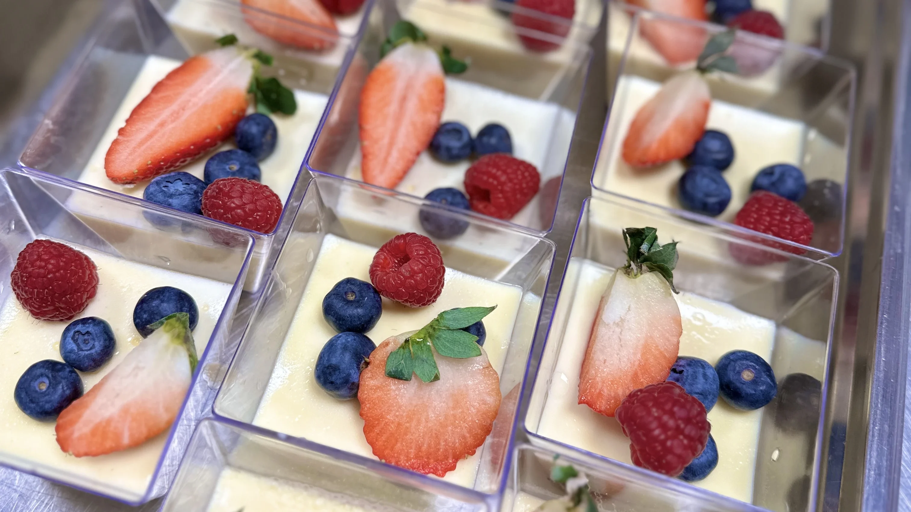 Pannacotta med hallon, blåbär och skivade jordgubbar