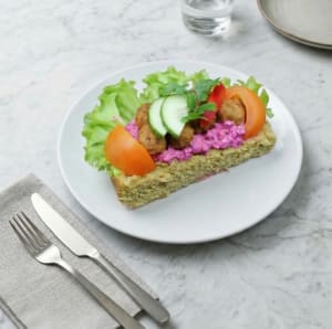 Ekängens egna köttbullsmacka med rödbetssallad