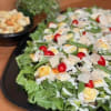 Caesarsallad på fat med krutonger