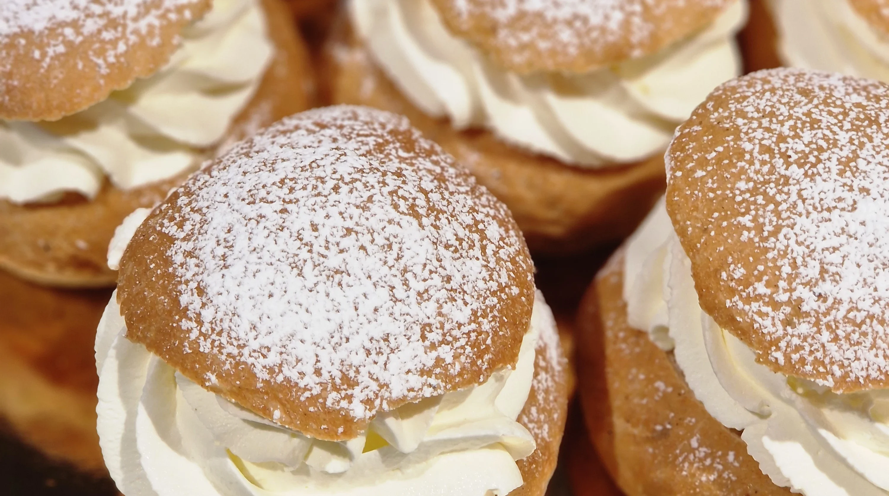 Semlor med laktosfri vispgrädde