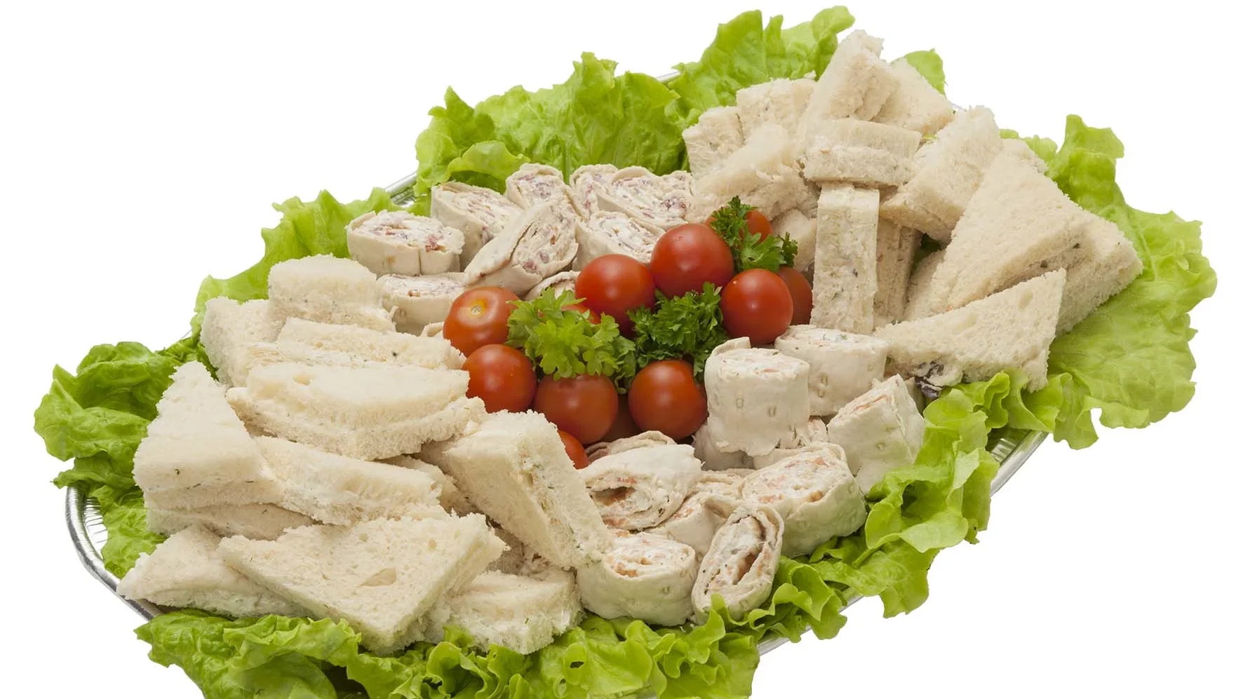 Smörgåssnittar upplagda på ett fat med sallad