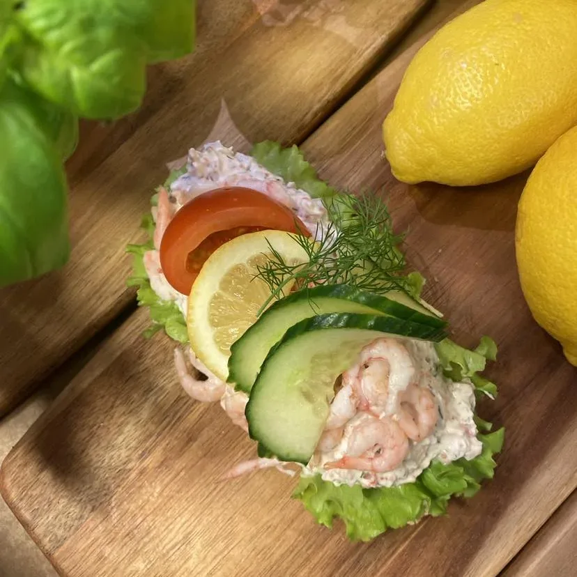 räkmacka med skagenröra, handskalade räkor och toppad med grönsaker