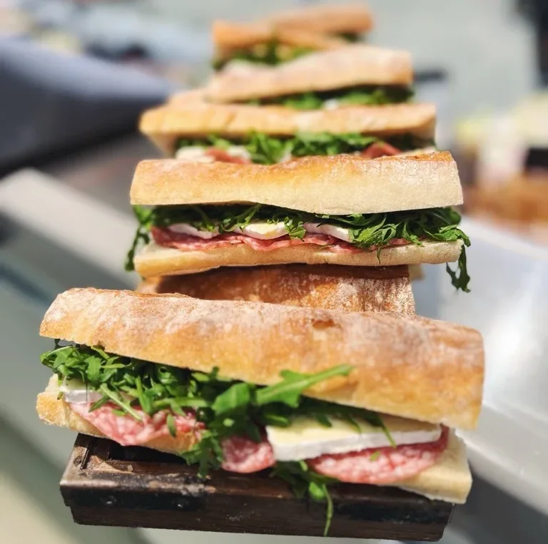 Surdegsbaguette salami & brie