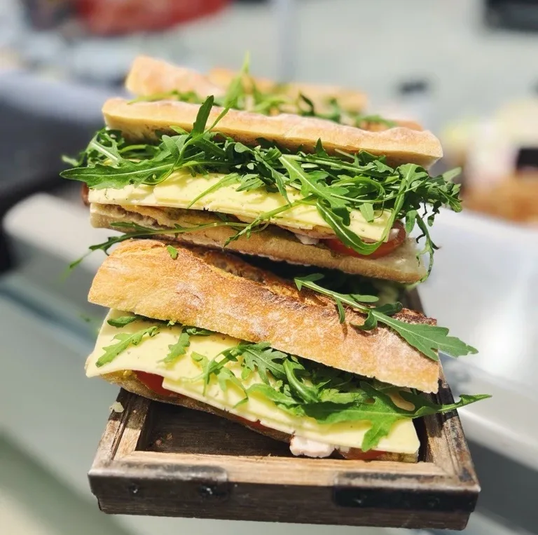 Surdegsbaguette kyckling & pesto