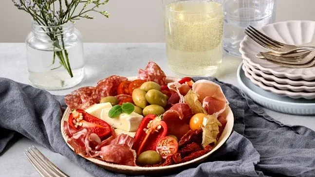 Tapastallrik med chark och ost.
