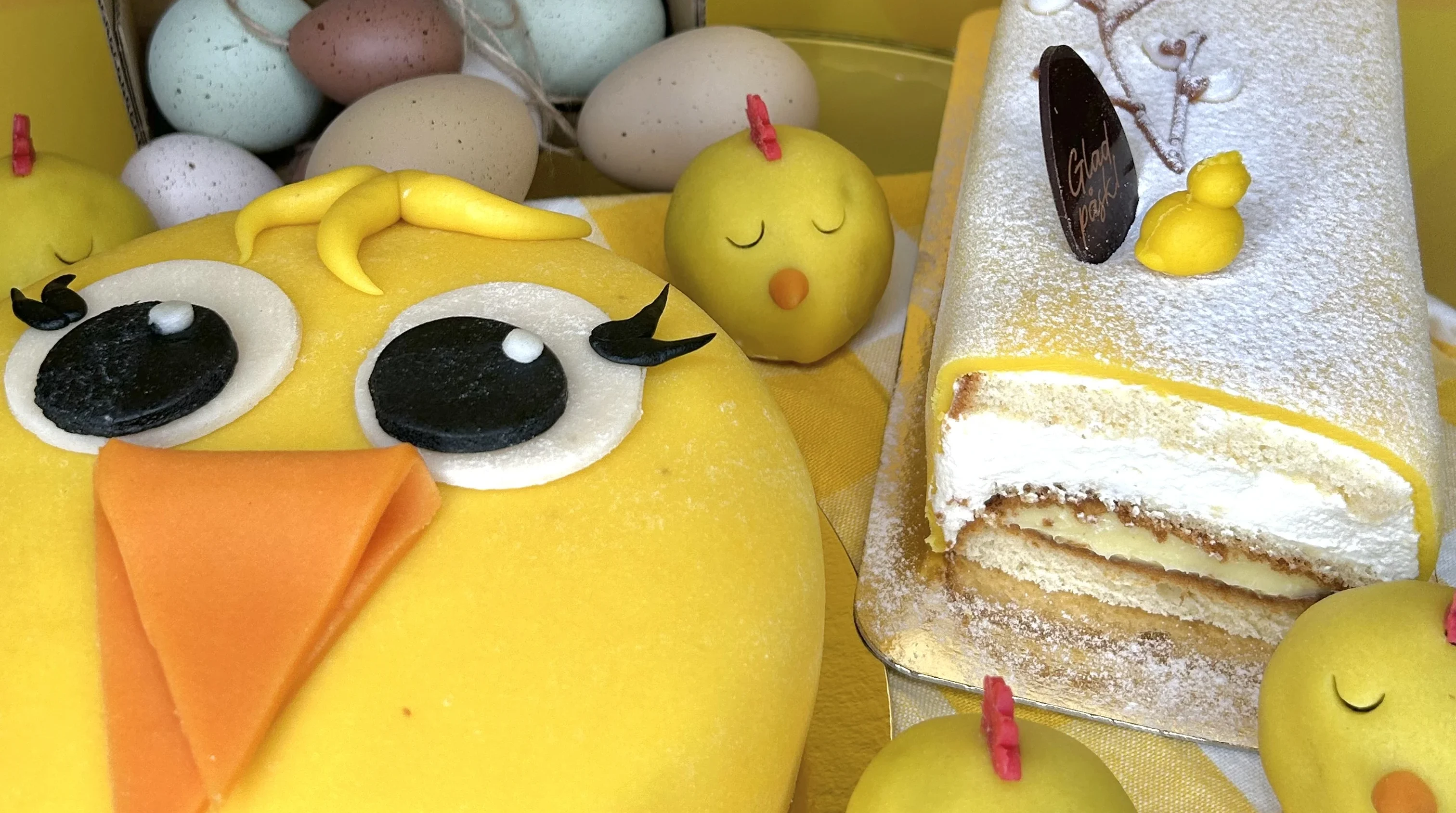 Bild på vårt påskfika där vi bland annat har en påskstubbe och påsktårta med!