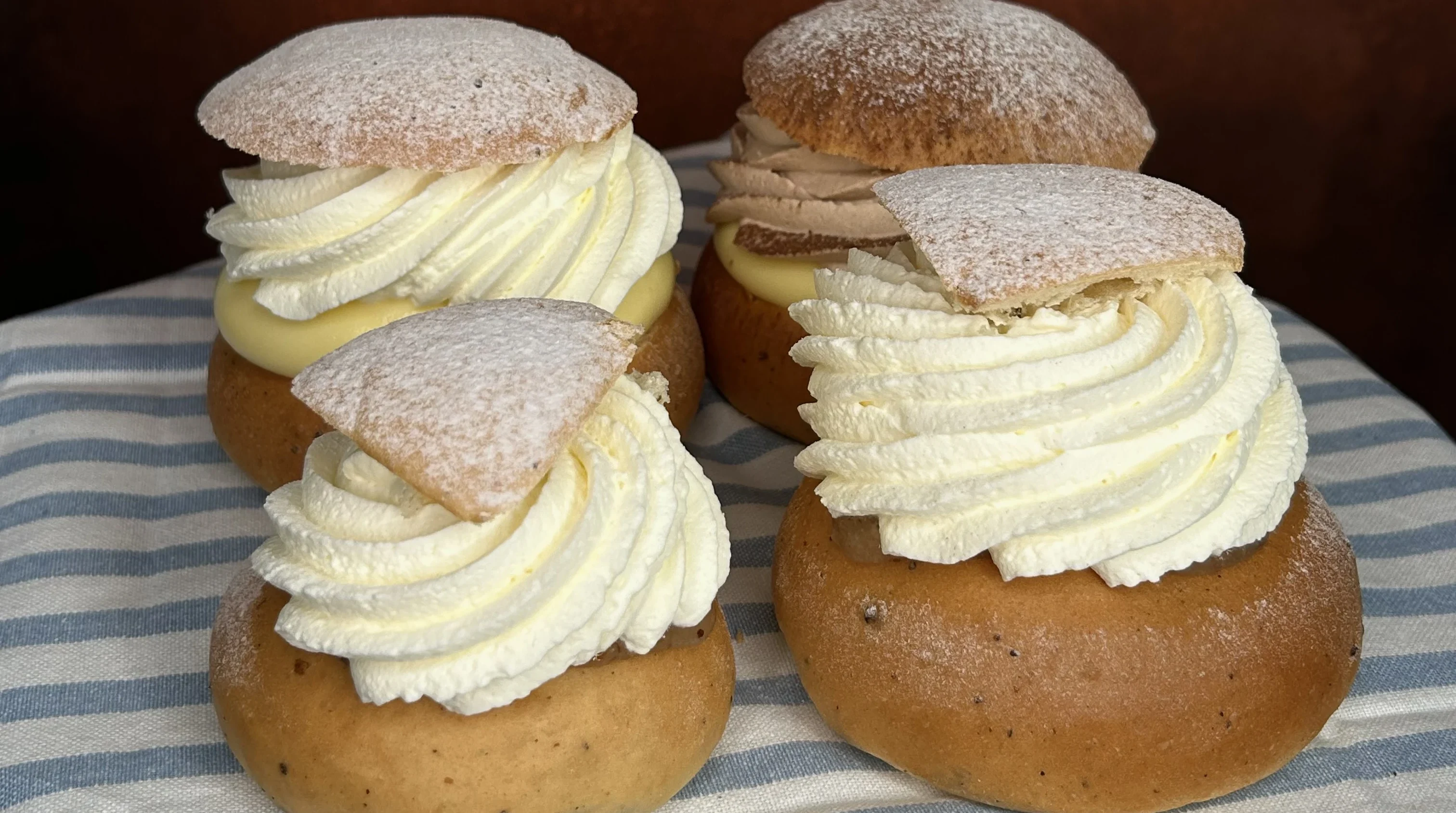 Fira Kanelbullens dag med oss! För varje bulle du beställer skänker vi dessutom 1 krona till Ajabaja Cancer. En god gärning i dubbel bemärkelse!