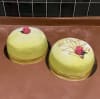 2 stycken prinsesstårtor toppade med rosa marsipanrosor