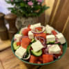 Melonsallad med fetaost, gurka och rödlök.