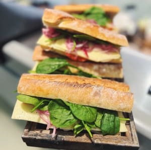 Surdegsbaguette n'duja & mozzarella