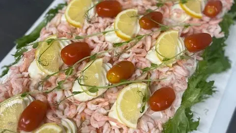 Smörgåstårta med räkor, citronskivor, ägg