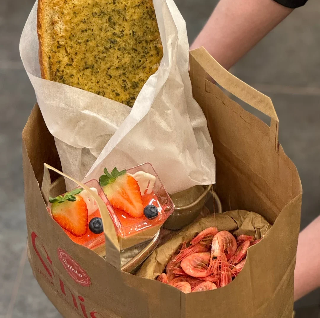 Bilden visar innehållet på skaldjurskassen med räkor och bröd.