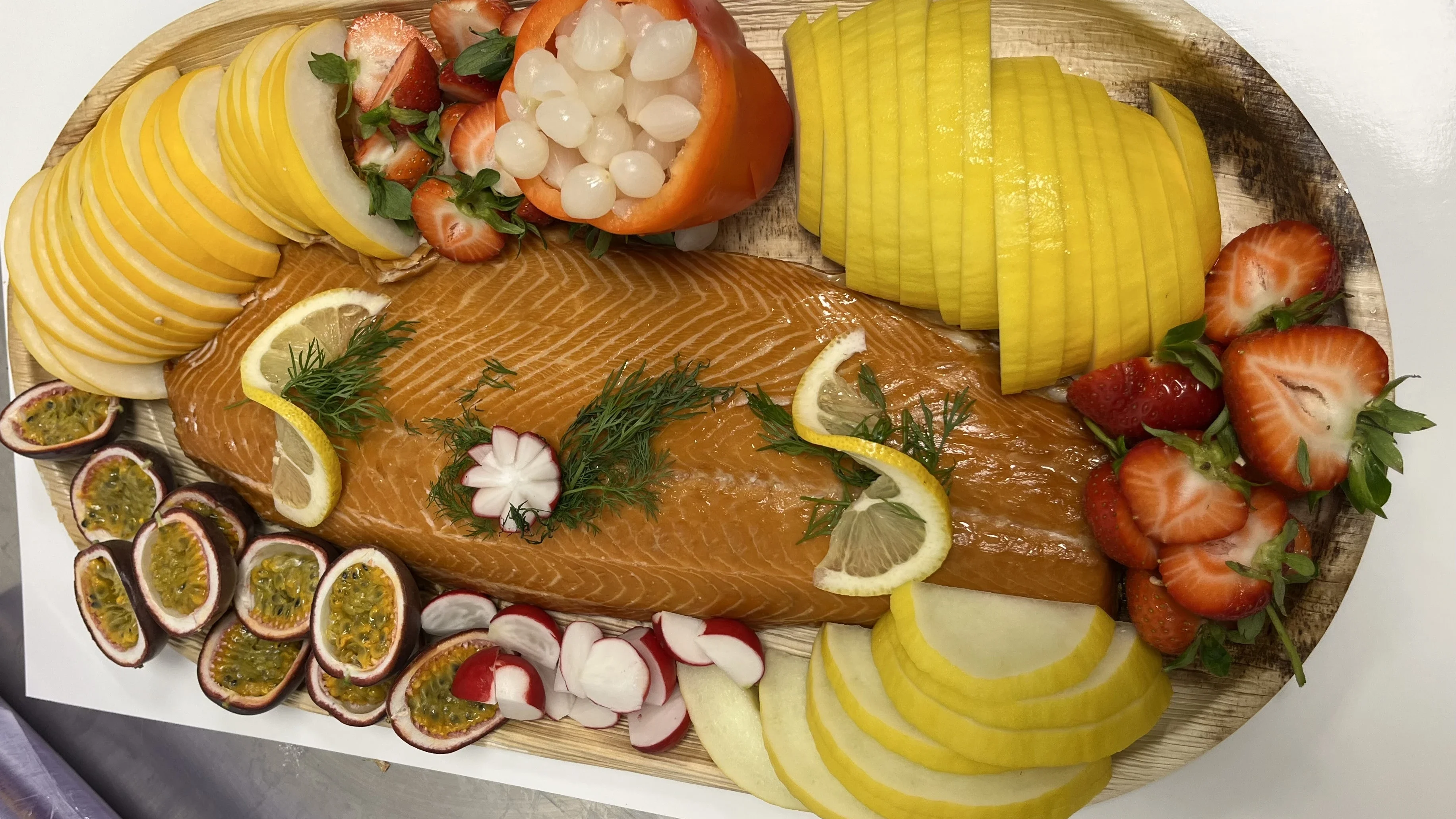 Varmrökt lax med säsongens frukter