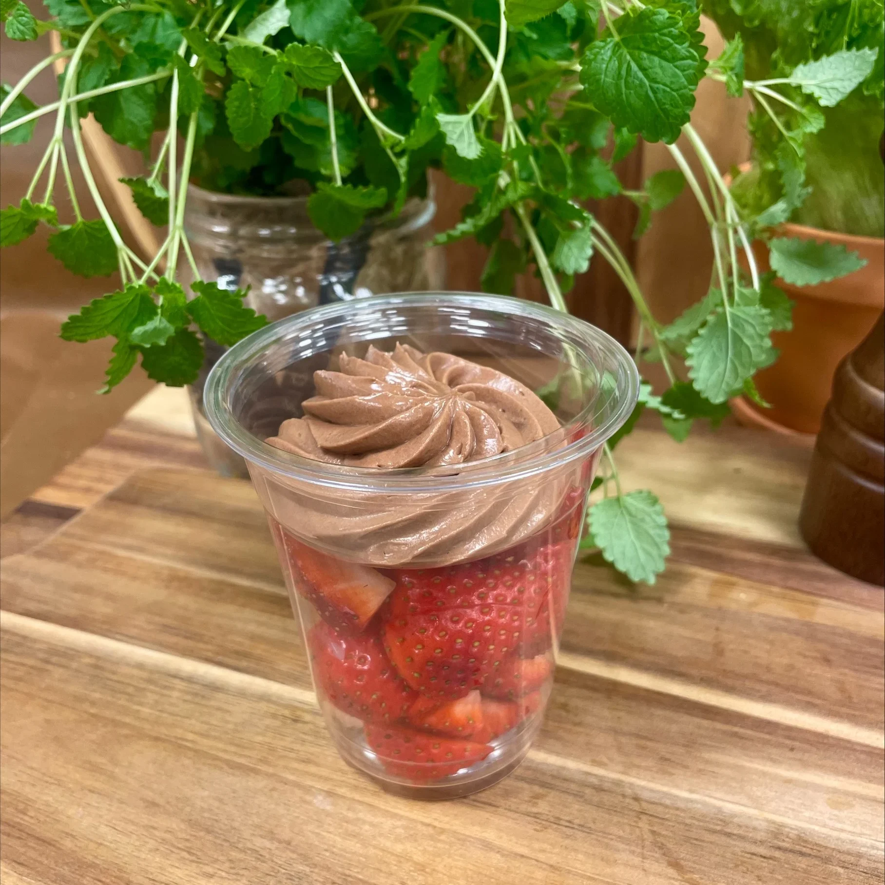 Jordgubbsbägare med nutellafluff