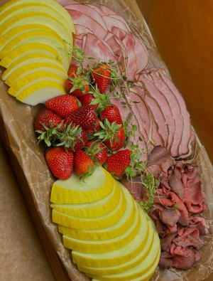 Festfat. Buffé med tre sorters kött samt frukt.