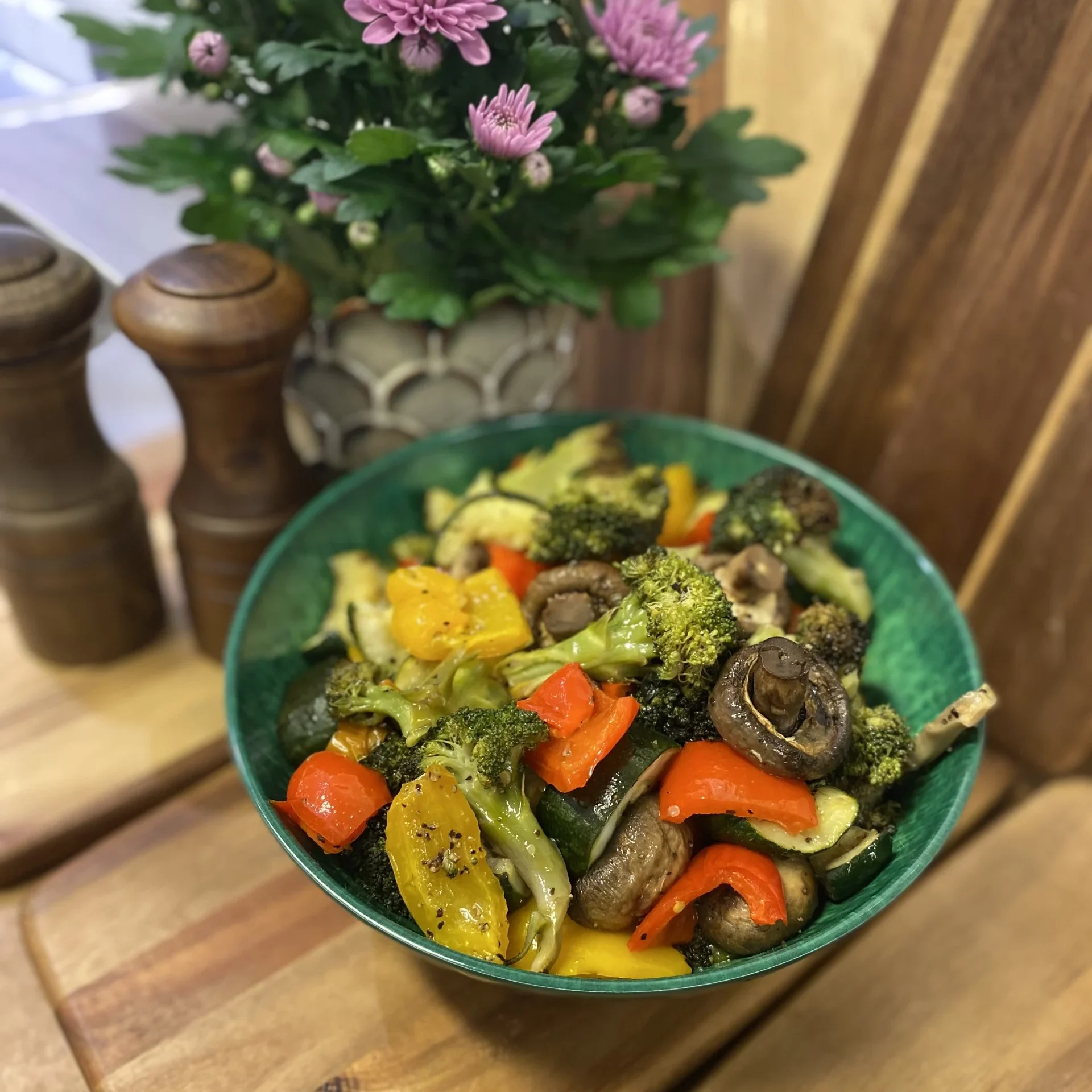 Grillade grönsaker med paprika, champinjoner, broccoli och zucchini.