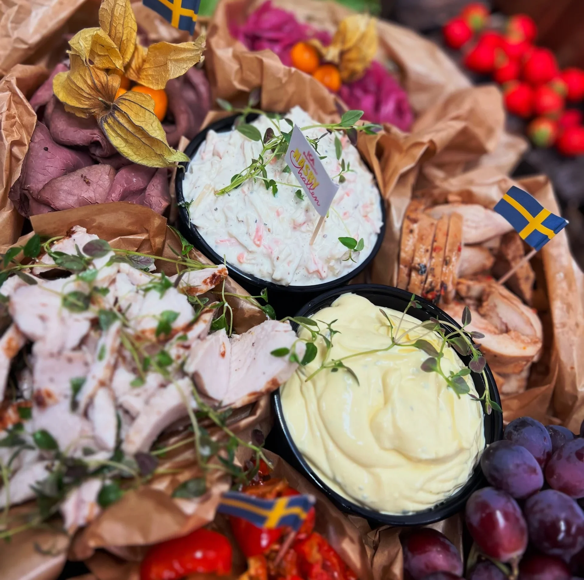 Festfat med bearnaisesås och coleslaw på brickan med sverigeflaggor