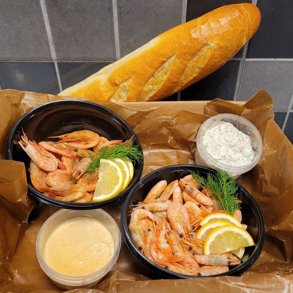 Räkfrossa, rökta och kokta räkor med skagenröra, baguette och aioli. Räcker för två.