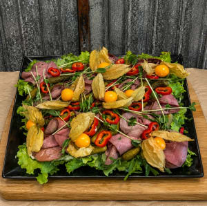 Smörgåstårta med Rostbiff physalis