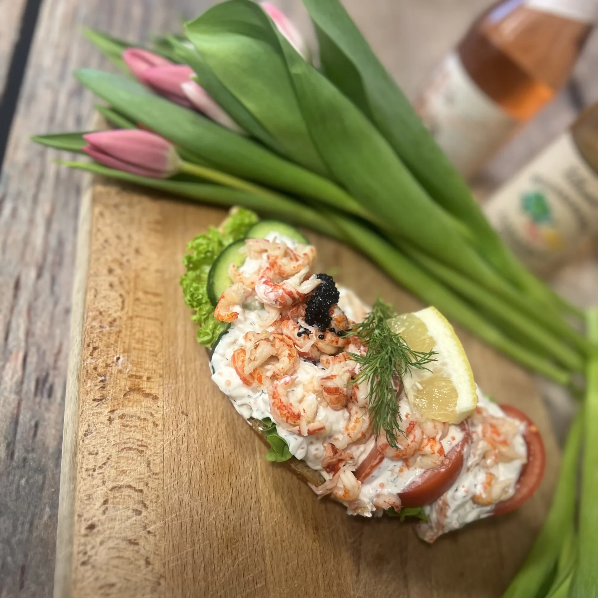 Skagensmörgås med kräftstjärtar och krämig skagenröra.