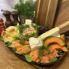 fat med kallrökt lax västerbottenostpaj., aioli, färska räkor, frukt, ost