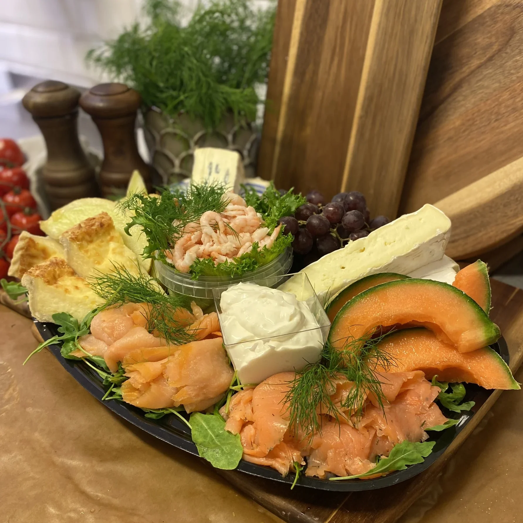 fat med kallrökt lax västerbottenostpaj., aioli, färska räkor, frukt, ost
