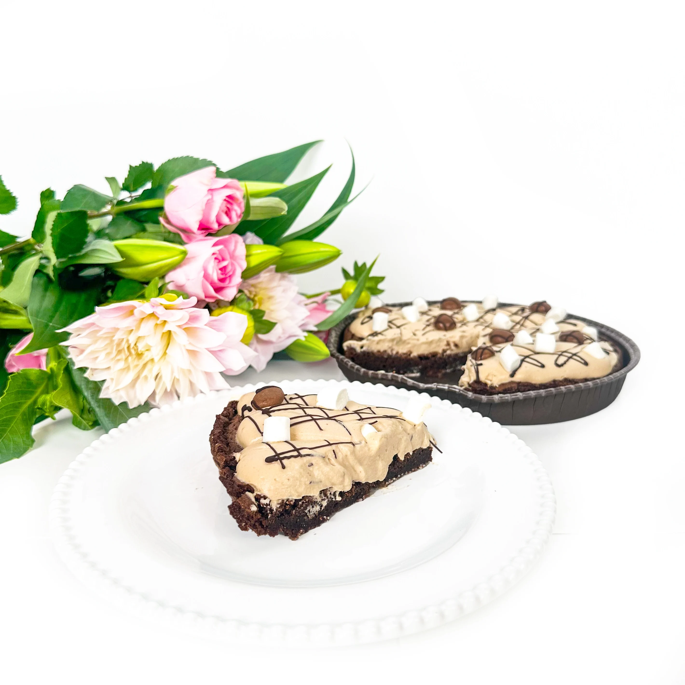 Kladdkaka med dumlefluff, marschmallows och gräddkolagodis.