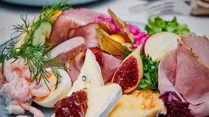 cateringsida med smörgåstårta, pastasallad, potatissallad samt tomat och mozzarella,tårtor