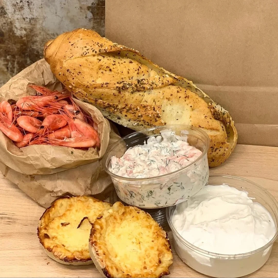 Finns för leverans torsdag- söndag. En kasse för 2 personer som innehåller färska räkor Västerbottenspaj, aioli, vår egna skagenröra, vitlöksbaguette från vårt bageri.