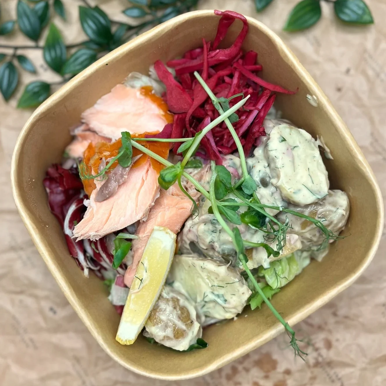 Sallad med varmrökt lax & potatissallad