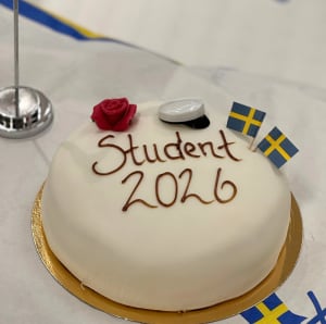 Vit marsipantårta med studentdekoration