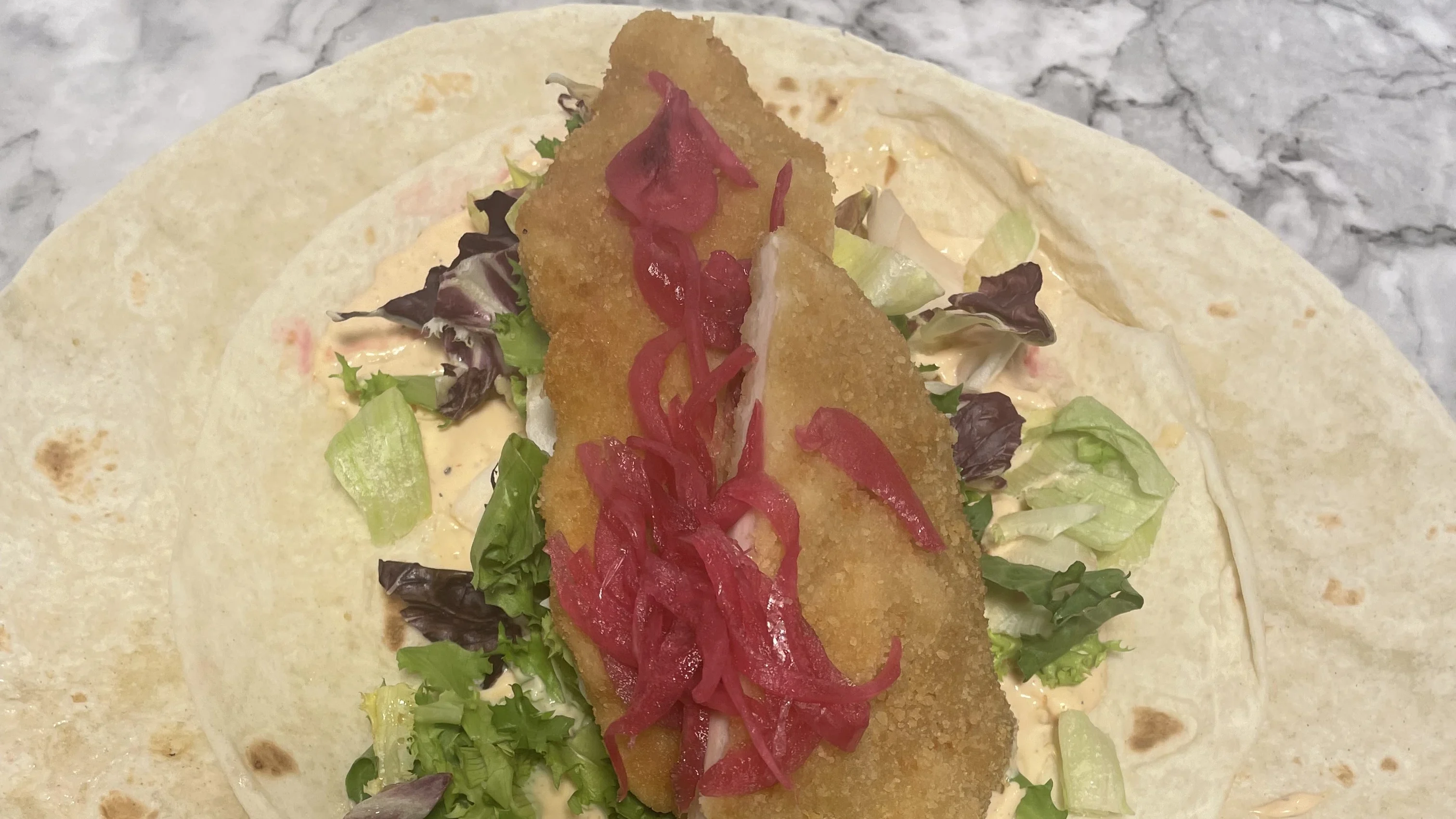 Wrap med panerad kyckling och chiliaioli
