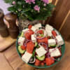 Melonsallad med fetaost, gurka och rödlök.