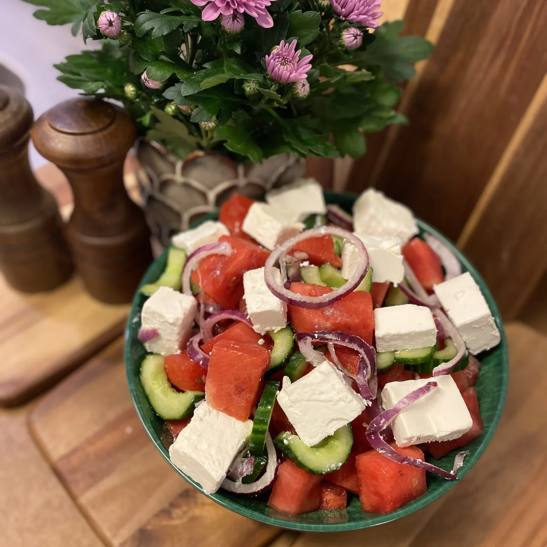Melonsallad med fetaost, gurka och rödlök.