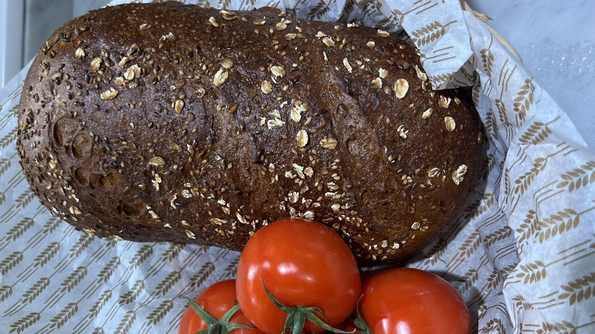 Sportbröd - Matigt bröd bakat på råg toppat med havregryn, linfrön och sesamfrön