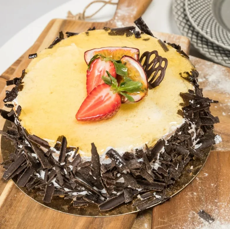 Tårta med passionsfrukt, choklad och jordgubb.