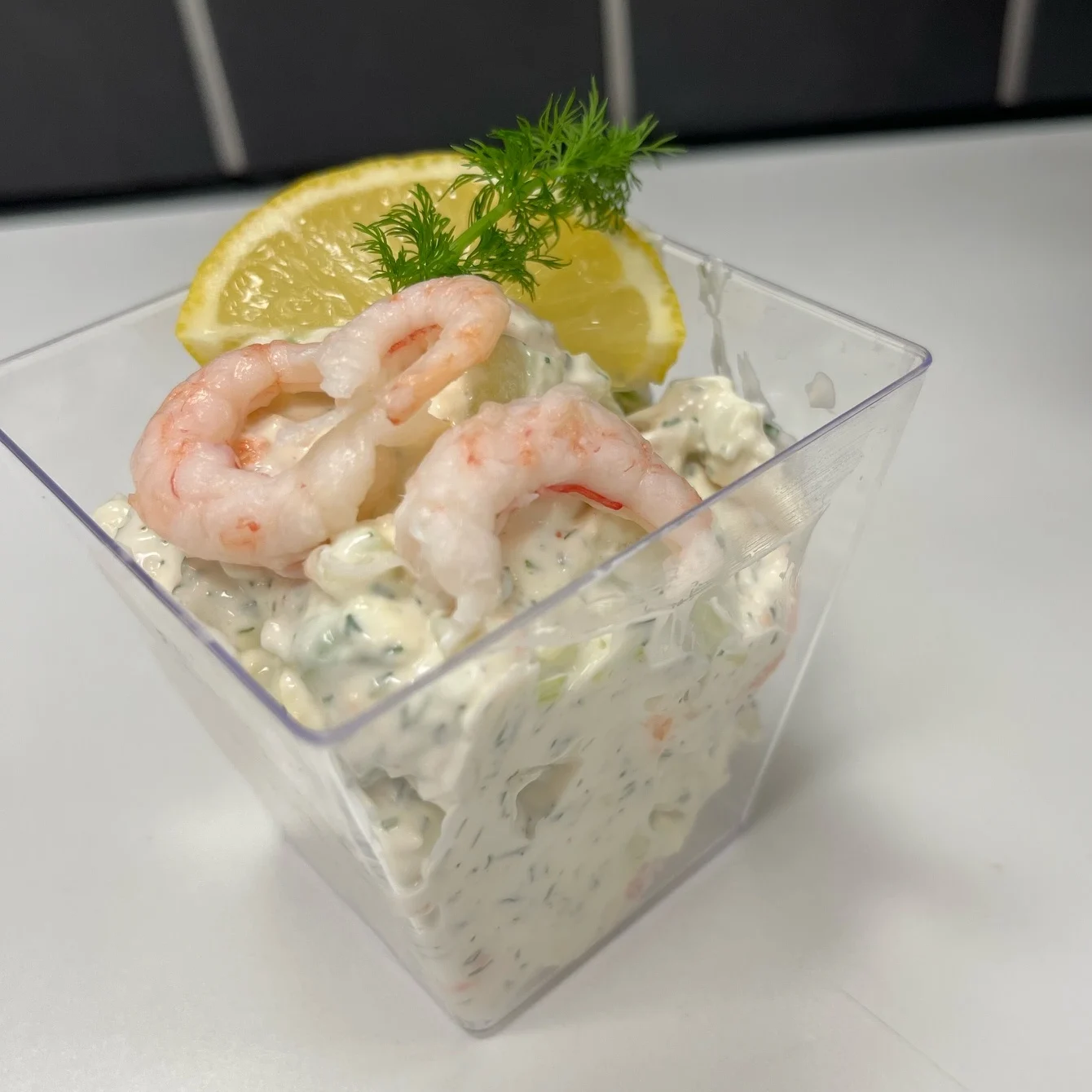En lyxig skagen med handskalade räkor, västerbottensost och grönt äpple.