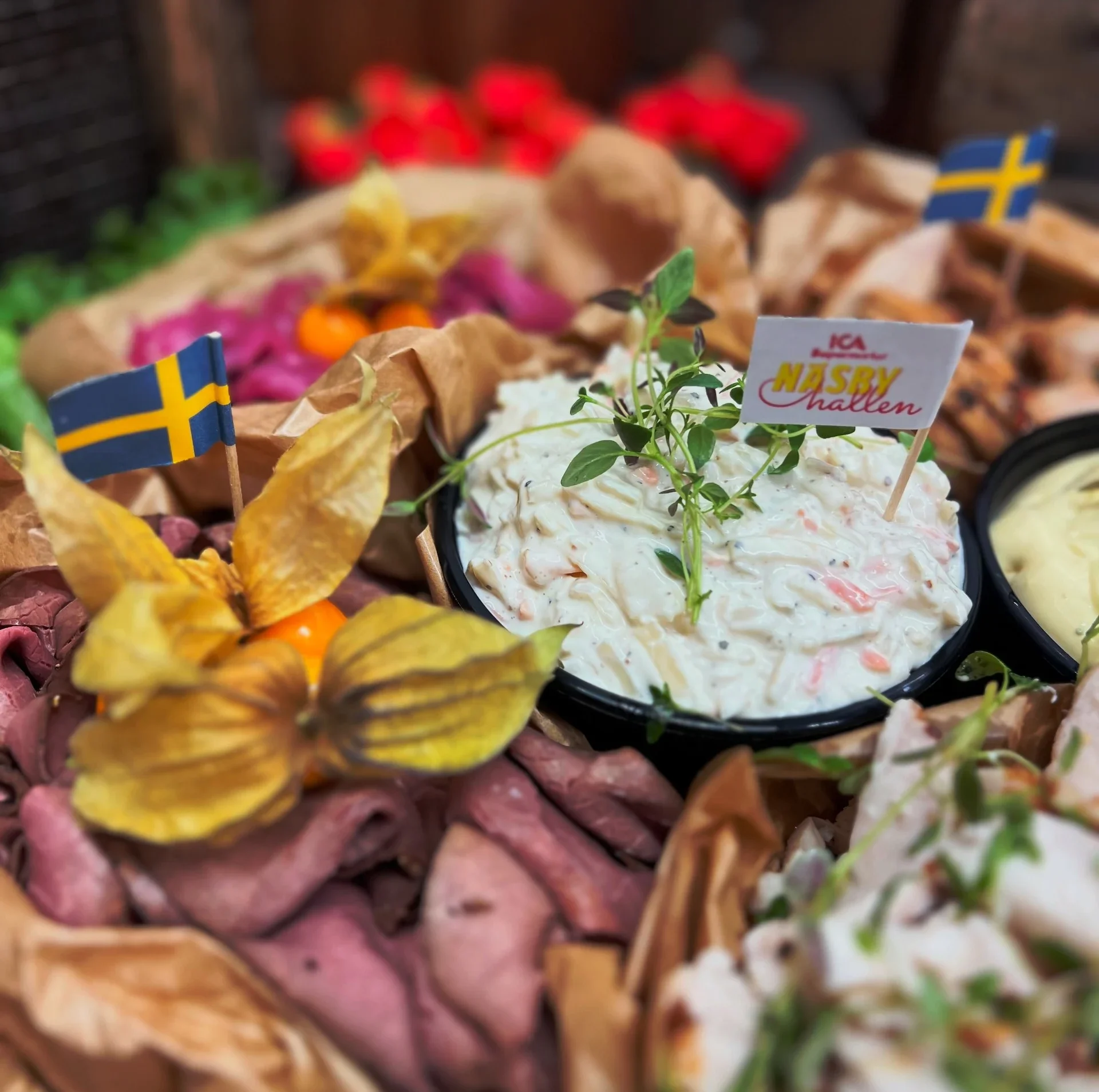 Festfat med bearnaisesås och coleslaw på brickan med gott tilltugg och sverigeflaggor