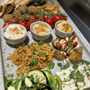 En makalöst god vegetarisk buffé som älskas av många, även de som inte är vegetarianer. Perfekt som komplement till övriga bufféer OBS! Bilden är ett serveringsförslag