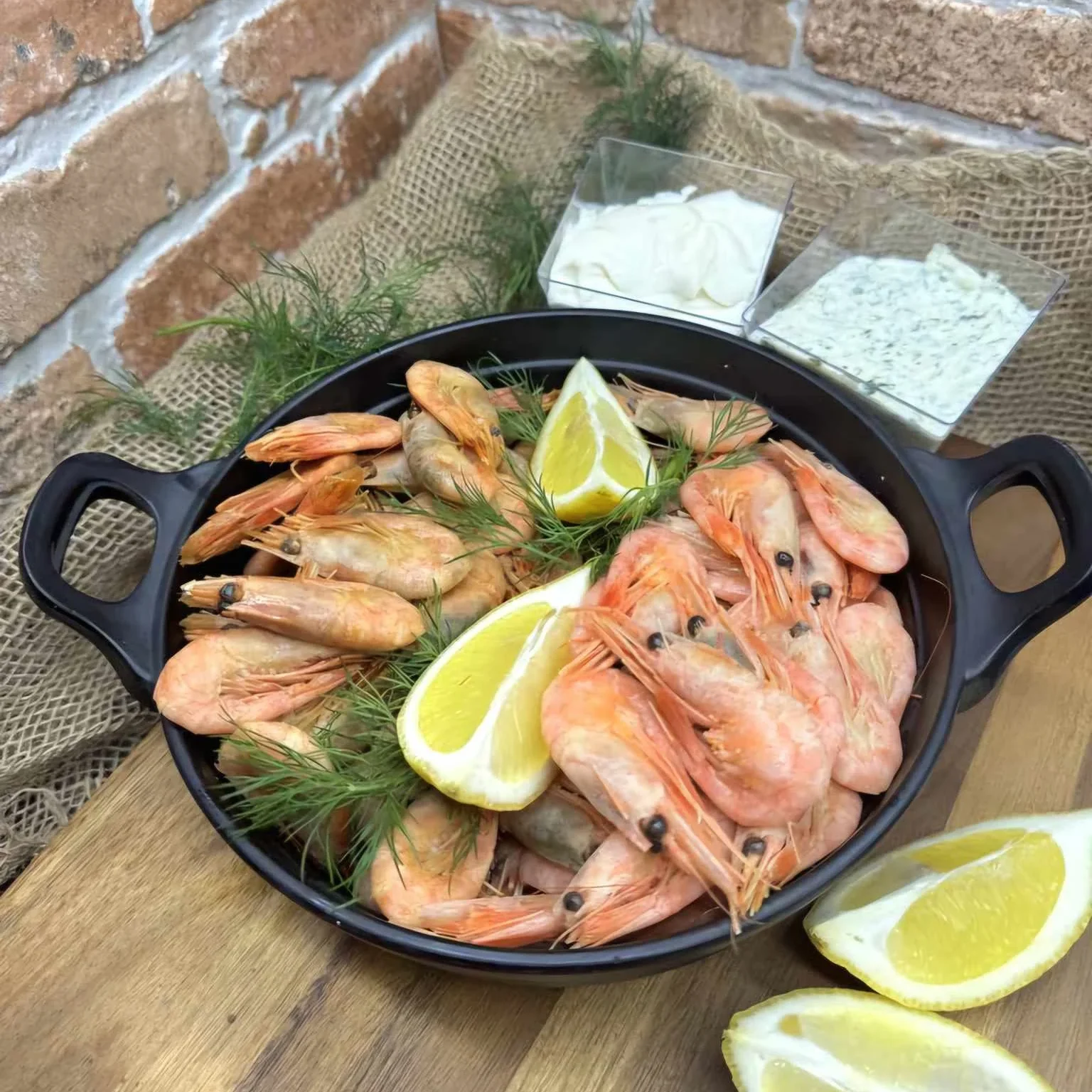 Åkrahallens räklåda! 300g räkor, 300g rökta räkor, aioli, örtsås citron och dill.