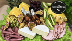 Exotisk planka, säsongens frukter tillsammans med kallskuren rostbiff, grillade kycklingben & basturökt skinka. Vår egengjorda potatissallad samt mimosasallad.