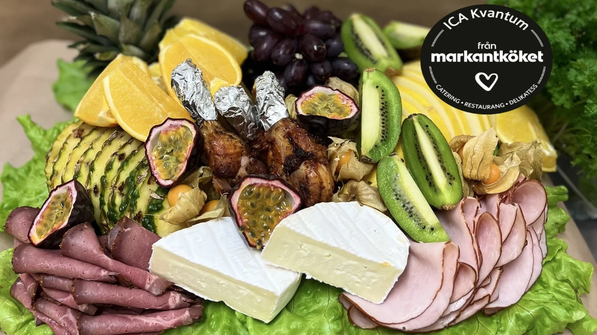 Exotisk planka, säsongens frukter tillsammans med kallskuren rostbiff, grillade kycklingben & basturökt skinka. Vår egengjorda potatissallad samt mimosasallad.