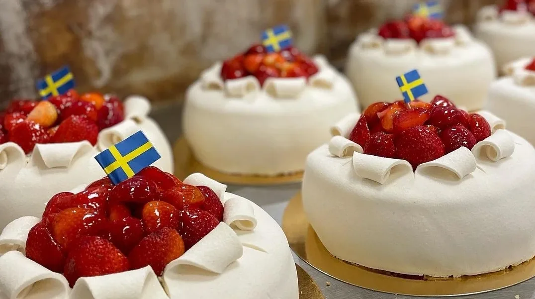 bild på en jordgubbsprinsesstårta som att beställa